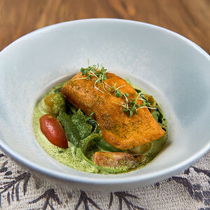 Запечённый лосось с капустой брокколи, кабачком и сливочным соусом