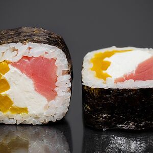 Ролл с тунцом и такуаном