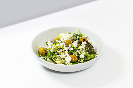 Зеленый салат с рассольным сыром