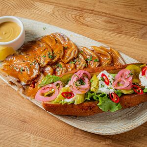 Рулет из ушей с луковым хлебом и сливочным хреном