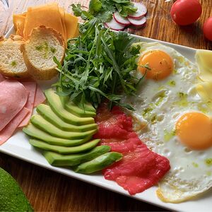 Яичница с легким салатом и дополнениями