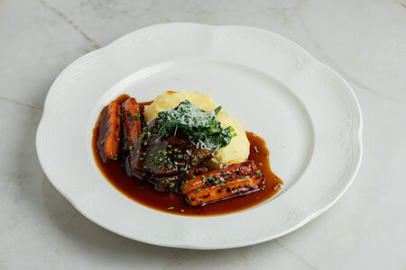 Томленые щечки бычка с картофельным пюре