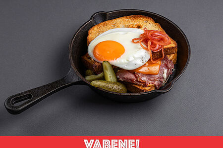 Большой сэндвич с пастрами и яйцом