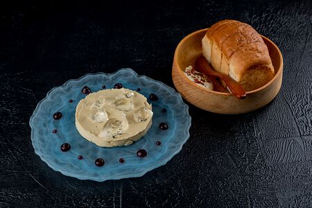 Пате из фуа-гра, желе из игристого, черная смородина, бриошь