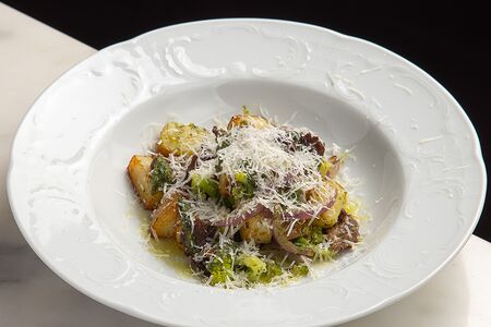 Говядина с молодым картофелем и укропным песто