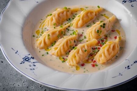 Пельмени с морепродуктами и икорным соусом