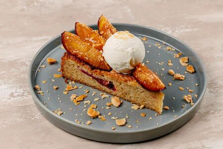 Пирог со сливой и мороженым