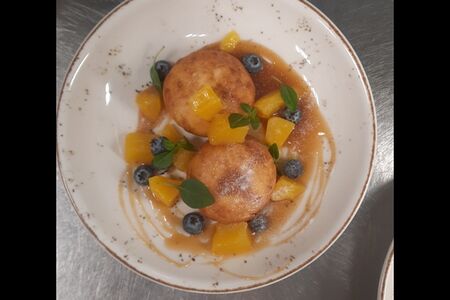 Сырники с манго и соленой карамелью