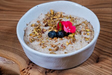 Овсяная каша с сезонными ягодами 