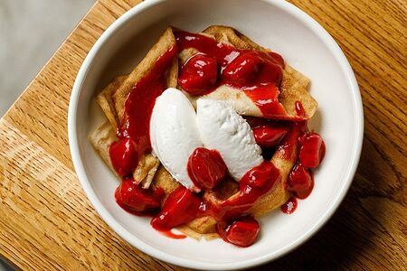 Блинчики с кокосовым муссом и клубничным компоте