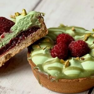 Тарталетка с фисташкой и малиной 