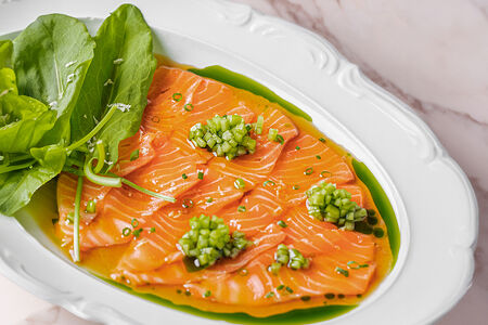 Карпаччо из лосося с соусом понзу