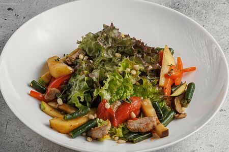 Тёплый салат со свининой с кедровым орехом и соусом из айвы