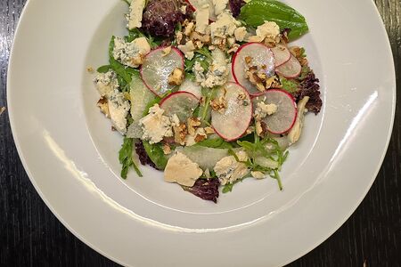 Салат с грушей и сыром горгонзола