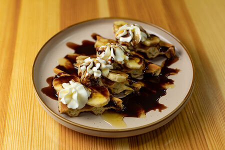 Вафля с бананом и шоколадом