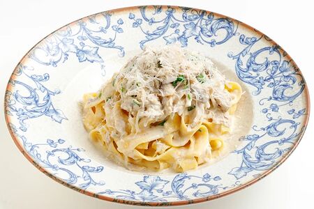 Феттуччине с кроликом и шампиньонами в сливочном соусе