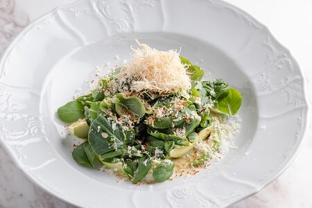 Бейби-шпинат, авокадо и трюфельный юдзу