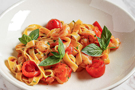 Феттуччине с креветками и соусом помидорини