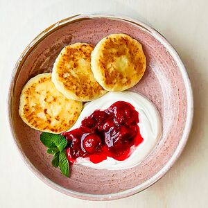 Сырники с вишней и сметаной