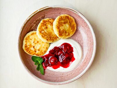 Сырники с вишней и сметаной