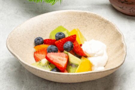 Фруктовый салат с греческим йогуртом