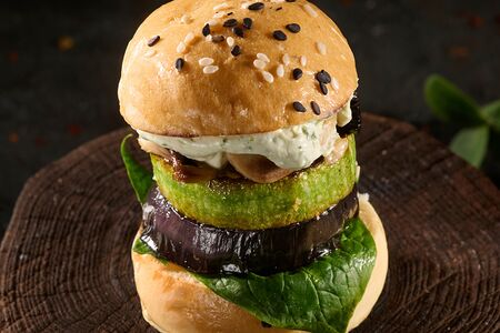 10 мини-бургеров с овощами гриль и сыром фета и соусом песто