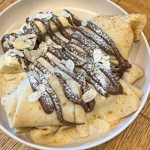 Блины с шоколадной пастой, бананом и миндалем