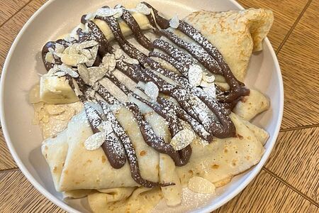 Блины с шоколадной пастой, бананом и миндалем