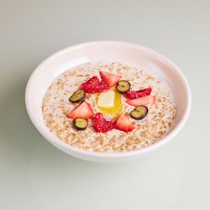 Сливочная овсяная каша со свежими ягодами
