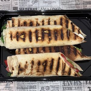 Рулетики из лаваша с творожным сыром и семгой