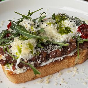 Брускетта с рубленой телятиной и сыром страчателла