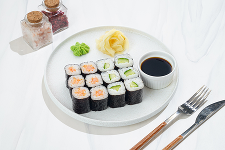 Сет роллов с креветками и огурцом