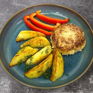 Котлета из индейки с медовым маслом, жареным картофелем, свежим перцем и зеленью