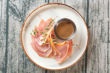 Балык свиной с соусом карпаччо 