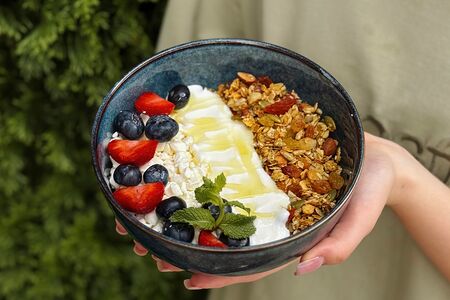 Творог со сметаной, гранолой, медом и свежими ягодами