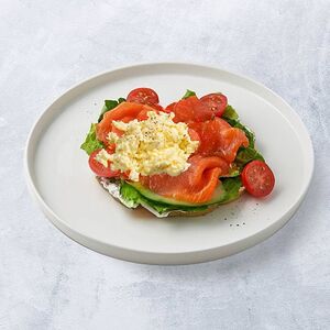 Завтрак с форелью, крем-чиз и яйцом