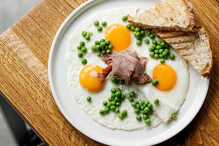 Глазунья с ростбифом и зеленым горошком