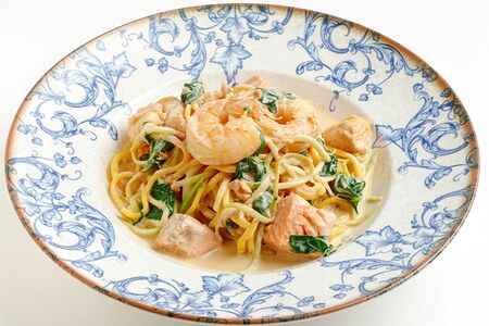 Спагетти с лососем, креветками и цукини в соусе