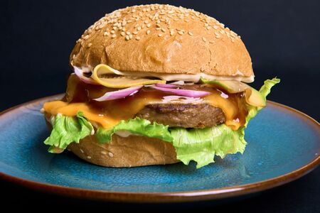 Бургер мясной с соусом Унаги