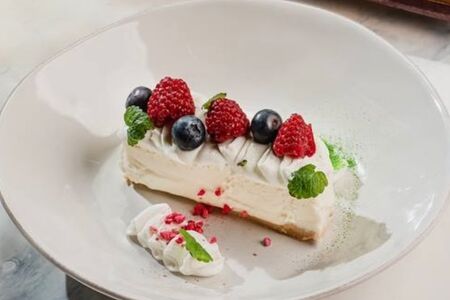 Чизкейк с ягодой