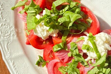 Салат из сезонных томатов со  страчателлой и щавелем
