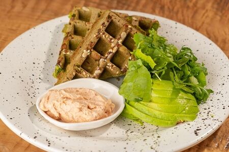 Вафли из цукини с авокадо и крем-чизом из лосося