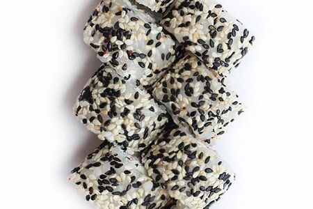 Ролл с жареным лососем и соусом терияки