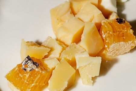 Ассорти сыров с медовыми сотами