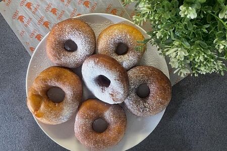 Пончики с клубничным сиропом 