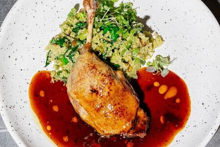 Утиная ножка конфи с киноа, спаржей и луком порей