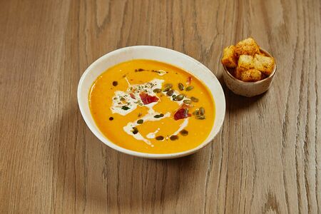 Крем суп из тыквы с сыром страчателла