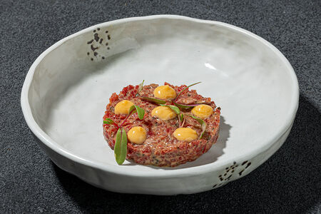 Тартар из говядины с вялеными томатами и трюфельным айоли