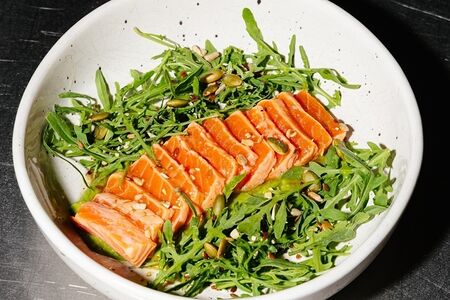 Татаки из лосося и крем брокколи