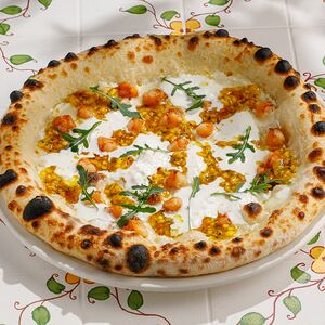 Пицца с манго и креветками